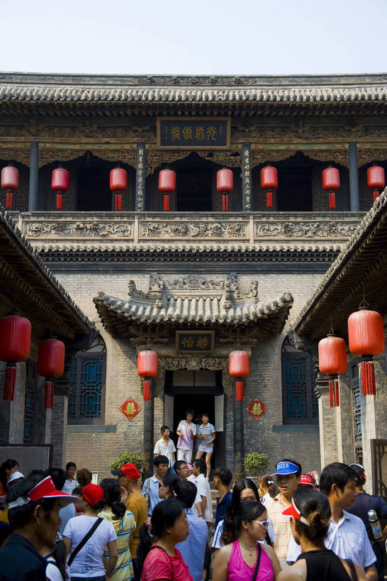 竖图,彩色,室外,白天,旅游,建筑,中国,亚洲,木制,彩绘,灯笼,雕刻,书法,瓦片,庭院,屋顶,文化遗产,古城,历史,红灯笼,木刻,民居,古代,木制品,摄影,天井,中国文化,东亚,山西,山西省,清朝,砖雕,中华人民共和国,华北地区,晋,晋中,晋中市,古远,古代文明,乔家大院,彩图,旅行,目的地,传统文化,祁县,祁县民俗博物馆,bj174