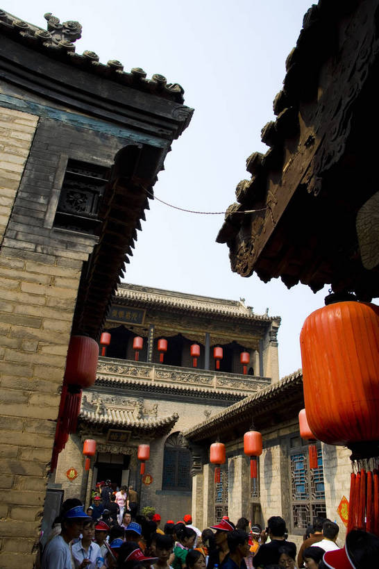 竖图,彩色,室外,白天,旅游,建筑,中国,亚洲,木制,彩绘,灯笼,雕刻,瓦片,庭院,屋顶,文化遗产,古城,历史,红灯笼,木刻,民居,古代,木制品,摄影,天井,中国文化,东亚,山西,山西省,清朝,砖雕,中华人民共和国,华北地区,晋,晋中,晋中市,古远,古代文明,乔家大院,彩图,旅行,目的地,传统文化,祁县,祁县民俗博物馆,bj174