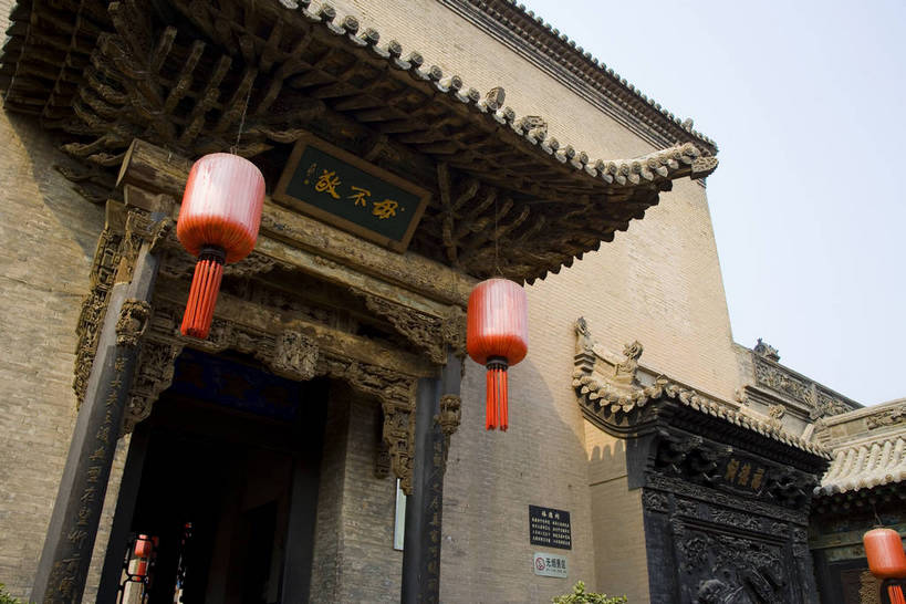 横图,彩色,室外,白天,旅游,建筑,中国,亚洲,木制,彩绘,灯笼,雕刻,书法,瓦片,庭院,屋顶,文化遗产,古城,历史,红灯笼,木刻,民居,古代,木制品,摄影,天井,中国文化,东亚,山西,山西省,清朝,砖雕,中华人民共和国,华北地区,晋,晋中,晋中市,古远,古代文明,乔家大院,彩图,旅行,目的地,传统文化,祁县,祁县民俗博物馆,bj174
