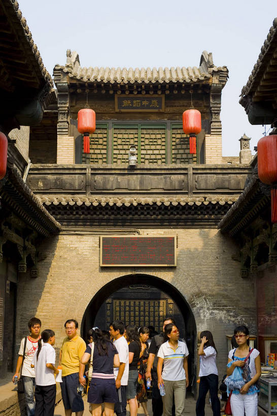 竖图,彩色,室外,白天,旅游,建筑,中国,亚洲,木制,彩绘,灯笼,瓦片,庭院,屋顶,文化遗产,古城,历史,红灯笼,木刻,民居,古代,木制品,摄影,天井,中国文化,东亚,山西,山西省,清朝,砖雕,中华人民共和国,华北地区,晋,晋中,晋中市,古远,古代文明,乔家大院,彩图,旅行,目的地,传统文化,祁县,祁县民俗博物馆,bj174