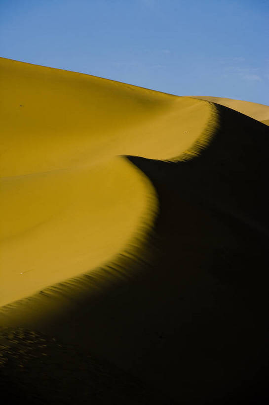 竖图,彩色,美景,沙漠,山,敦煌,中国,亚洲,黄沙,沙子,线条,景观,辽阔,沙丘,黄色,自然,广阔,金色,石壁,景色,摄影,地理,环境,山区,中国文化,自然风光,东亚,甘肃,甘肃省,中华人民共和国,西北地区,甘,酒泉,酒泉市,平滑,苍凉,敦煌鸣沙山,大漠,彩图,鸣沙山,bj174