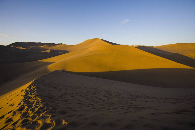 横图,彩色,美景,沙漠,山,敦煌,中国,亚洲,脚印,黄沙,沙子,线条,景观,辽阔,沙丘,黄色,自然,广阔,金色,石壁,景色,摄影,地理,环境,山区,中国文化,自然风光,东亚,甘肃,甘肃省,中华人民共和国,西北地区,甘,酒泉,酒泉市,苍凉,敦煌鸣沙山,大漠,彩图,鸣沙山,bj174