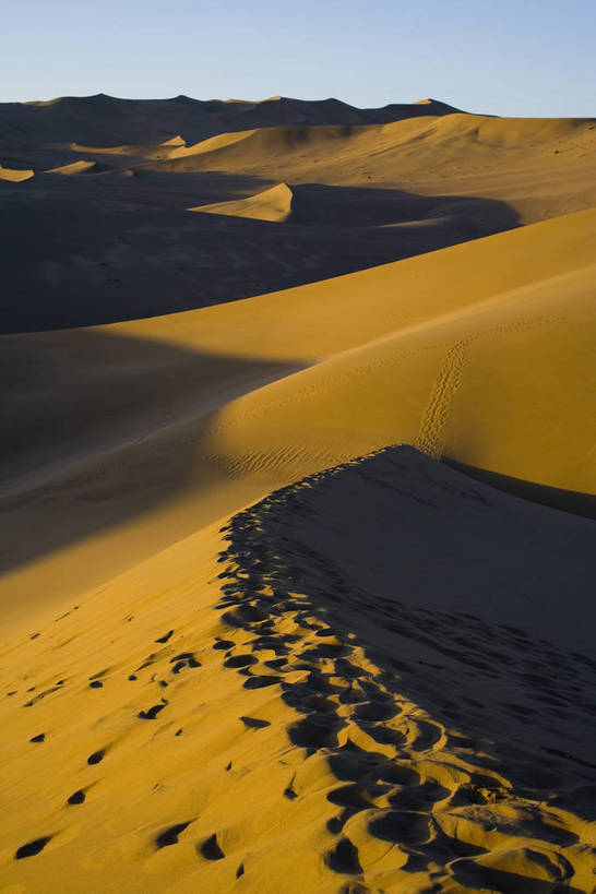 竖图,彩色,美景,沙漠,山,敦煌,中国,亚洲,黄沙,沙子,线条,景观,辽阔,沙丘,黄色,自然,广阔,金色,石壁,景色,摄影,地理,环境,山区,中国文化,自然风光,东亚,甘肃,甘肃省,中华人民共和国,西北地区,甘,酒泉,酒泉市,苍凉,敦煌鸣沙山,大漠,彩图,鸣沙山,bj174
