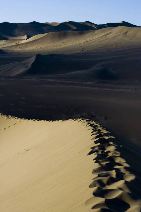 竖图,彩色,背景,美景,沙漠,敦煌,中国,亚洲,阴影,黄沙,沙子,纹理,线条,景观,辽阔,沙丘,黄色,自然,广阔,金色,景色,摄影,地理,环境,自然风光,东亚,甘肃,甘肃省,中华人民共和国,西北地区,甘,酒泉,酒泉市,苍凉,敦煌鸣沙山,大漠,彩图,鸣沙山,风沙,bj174