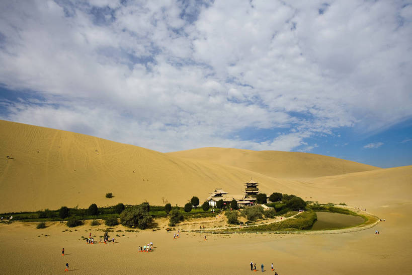 横图,彩色,旅游,度假,湖,美景,名胜古迹,沙漠,标志建筑,地标,建筑,敦煌,中国,亚洲,遗迹,黄沙,沙子,线条,房屋,楼阁,亭子,屋子,景观,月牙,辽阔,沙丘,古迹,文物,娱乐,建设,古建筑,楼房,树,黄色,蓝色,白云,蓝天,自然,凉亭,享受,休闲,广阔,金色,旅游胜地,景色,放松,摄影,地理,绿洲,环境,自然风光,古文明,东亚,甘肃,甘肃省,中华人民共和国,西北地区,甘,酒泉,酒泉市,亭台楼阁,苍凉,敦煌鸣沙山,月牙泉,大漠,彩图,房子,鸣沙山,架空,bj174