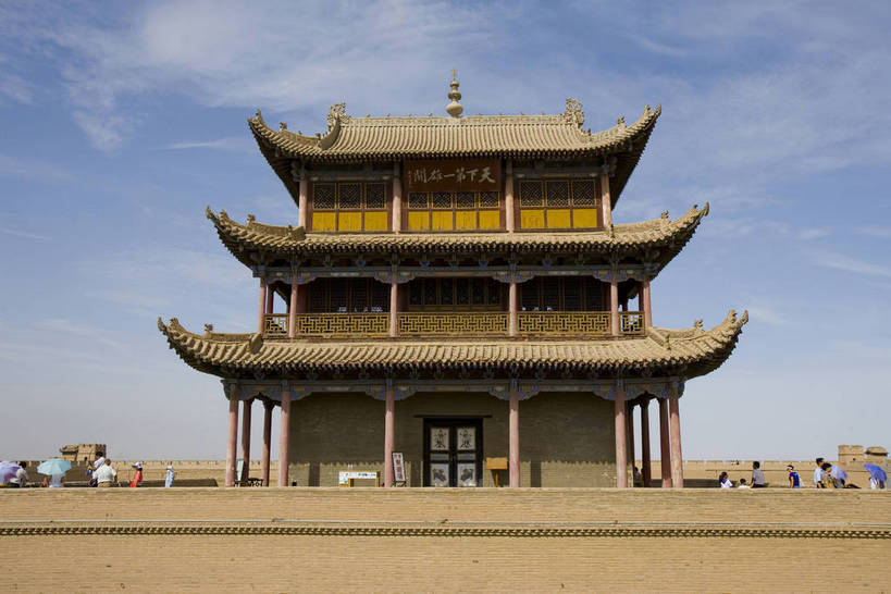 横图,室外,白天,名胜古迹,沙漠,建筑,长城,敦煌,中国,亚洲,一排,清澈,墙,文化遗产,城墙,蓝天,天空,阳光,自然,天,金色,旅游胜地,摄影,城楼,烽火台,东亚,甘肃,甘肃省,嘉峪关,中华人民共和国,西北地区,甘,嘉峪关市,砂石,明澈,清彻,清亮,彩图,bj174