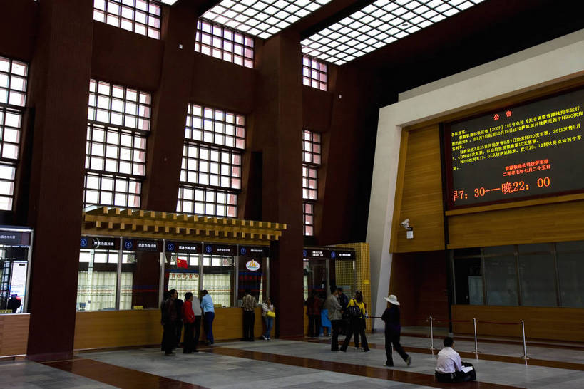 火车站,横图,室内,室外,白天,城市,建筑,指示牌,车站,中国,亚洲,标志,屏幕,窗口,交通,标识,站牌,拉萨,西藏,现代化,室内装潢,旅游胜地,摄影,售票,东亚,中华人民共和国,售票窗,售票窗口,彩图,bj174