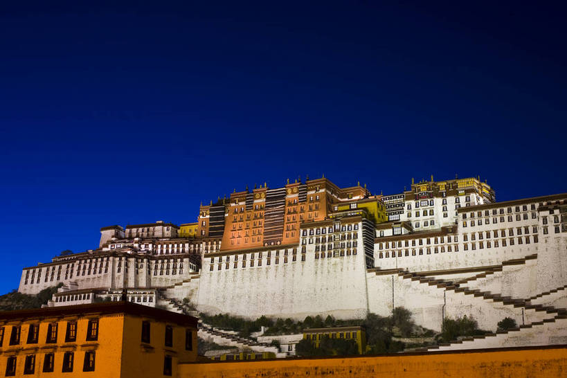 横图,室外,白天,技术,名胜古迹,建筑,路,中国,亚洲,朝拜,节日,艺术,艺术品,集市,历史,文化,西藏,少数民族,民族,古代,老人,祈祷,健康,旅游胜地,许愿,摄影,宗教,佛教,信仰,纪念,技巧,大众,祈求,手艺,群众,藏族,东亚,转经筒,佛陀,藏传佛教,转经轮,法轮,国粹,八角街,中华人民共和国,手工艺,玛尼轮,释教,古远,技能,技艺,八廓街,朝圣者,人民,平安,彩图,经轮,玛尼解脱轮,祈祷轮,妙技,中国少数民族,bj174