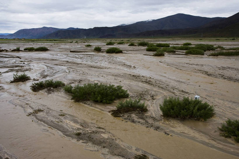 横图,室外,白天,草地,草坪,河流,植物,中国,亚洲,清澈,稻草,山峦,西藏,草,绿色,天空,自然,天,旅游胜地,摄影,泥泞,东亚,中华人民共和国,洪水,明澈,清彻,清亮,彩图,草甸,bj174
