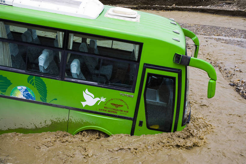 横图,室外,白天,草地,草坪,植物,汽车,中国,亚洲,清澈,水流,稻草,山峦,西藏,车,草,绿色,天空,自然,天,旅游胜地,摄影,泥泞,抛锚,塌陷,东亚,中华人民共和国,交通运输,洪水,明澈,清彻,清亮,彩图,草甸,bj174