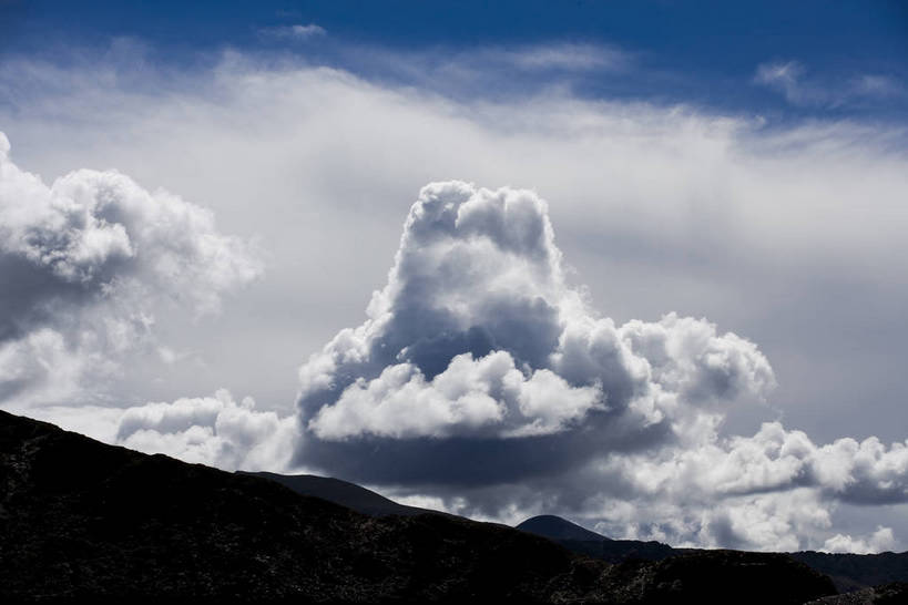 横图,彩色,室外,白天,沙漠,山脉,中国,亚洲,西藏,天空,阳光,自然,旅游胜地,摄影,五颜六色,色彩斑斓,昏暗,阴沉,五彩缤纷,东亚,中华人民共和国,五彩斑斓,五光十色,自然景观,彩图,积云,bj174