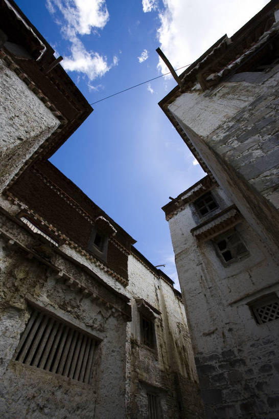 竖图,室外,仰视,名胜古迹,建筑,中国,亚洲,清澈,云,云朵,云彩,历史,文化,西藏,少数民族,民族,古代,蓝色,白云,蓝天,天空,天,旅游胜地,摄影,宗教,佛教,晴朗,藏,东亚,佛陀,西藏自治区,藏传佛教,扎什伦布寺,日喀则,日喀则市,中华人民共和国,西南地区,古远,明澈,清彻,清亮,尼色日山,晴空,彩图,庙,格鲁派寺院,吉祥须弥寺,中国少数民族,bj174