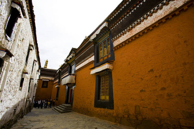 横图,室外,白天,名胜古迹,建筑,中国,亚洲,清澈,历史,文化,西藏,少数民族,民族,古代,蓝色,天空,天,旅游胜地,摄影,宗教,佛教,藏,东亚,佛陀,西藏自治区,藏传佛教,扎什伦布寺,日喀则,日喀则市,中华人民共和国,西南地区,古远,明澈,清彻,清亮,尼色日山,彩图,庙,格鲁派寺院,吉祥须弥寺,中国少数民族,bj174