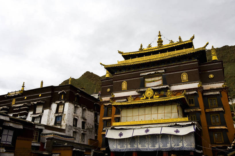 横图,室外,白天,名胜古迹,建筑,中国,亚洲,清澈,历史,文化,金顶,西藏,少数民族,民族,古代,蓝色,天空,天,金色,旅游胜地,摄影,宗教,佛教,藏,东亚,佛陀,西藏自治区,藏传佛教,扎什伦布寺,日喀则,日喀则市,中华人民共和国,西南地区,古远,明澈,清彻,清亮,尼色日山,彩图,庙,格鲁派寺院,吉祥须弥寺,中国少数民族,bj174