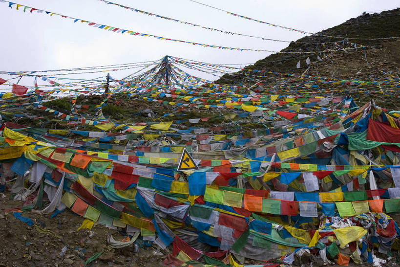 横图,室外,白天,名胜古迹,旗帜,中国,亚洲,节日,文化,旗子,西藏,经幡,少数民族,民族,天空,自然,祈祷,祈福,健康,旅游胜地,色彩,许愿,摄影,宗教,信仰,纪念,祈求,自然风光,东亚,经文,藏传佛教,中华人民共和国,旌旗,旗号,平安,彩图,中国少数民族,bj174