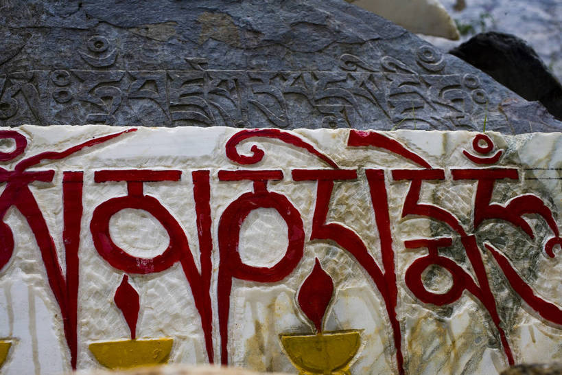 横图,室外,白天,名胜古迹,雕塑,中国,亚洲,节日,艺术,装饰,雕刻,雕像,书法,文化,西藏,少数民族,民族,自然,工艺品,祈祷,祈福,健康,旅游胜地,许愿,摄影,宗教,信仰,纪念,祈求,美术,自然风光,主题,陈列,东亚,经文,藏传佛教,中华人民共和国,功能,美学,藏文,平安,彩图,篆刻,中国少数民族,bj174