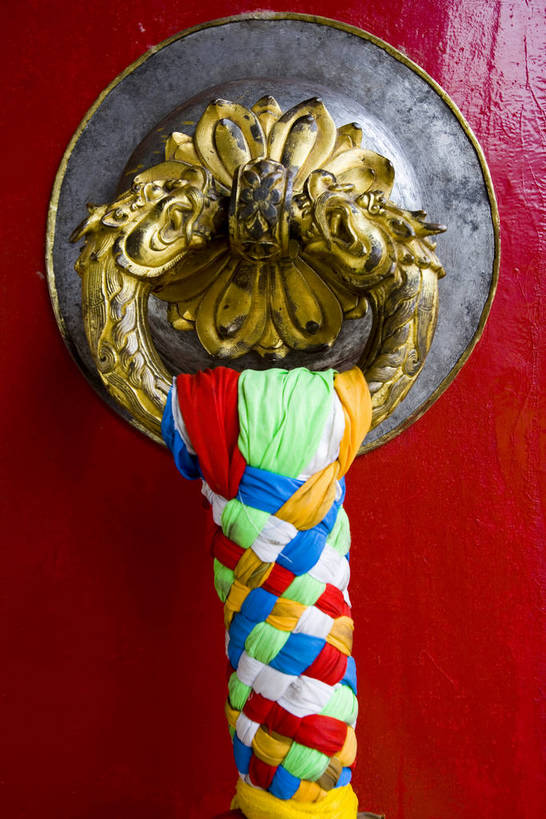 竖图,名胜古迹,门,中国,亚洲,局部,节日,门闩,文化,西藏,少数民族,民族,自然,祈祷,祈福,健康,旅游胜地,许愿,摄影,宗教,信仰,纪念,祈求,自然风光,东亚,藏传佛教,中华人民共和国,平安,彩图,中国少数民族,bj174