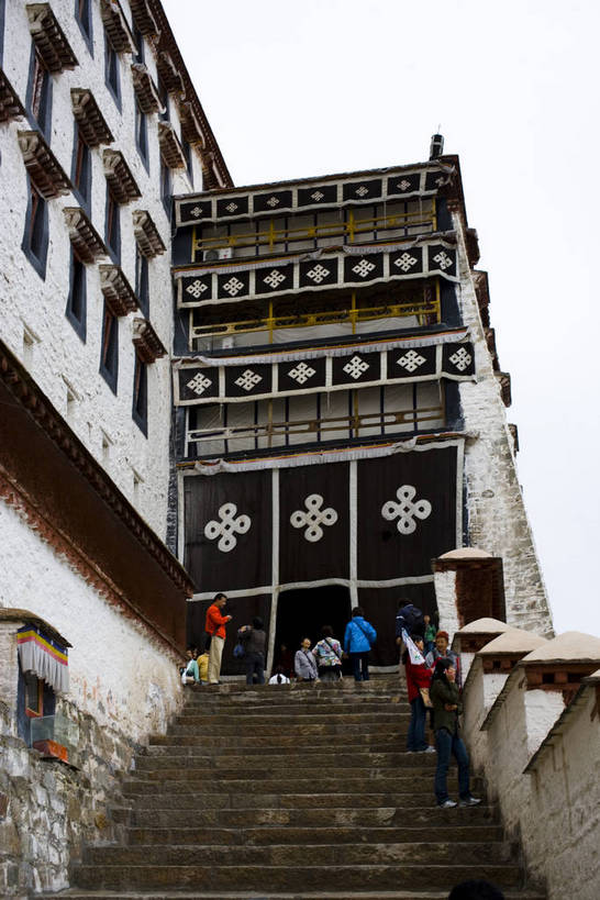 竖图,室外,白天,神秘,名胜古迹,建筑,布达拉宫,中国,亚洲,朝拜,地砖,房屋,历史,文化,拉萨,西藏,少数民族,民族,古代,祈祷,金色,旅游胜地,摄影,宗教,佛教,东亚,佛陀,藏传佛教,中华人民共和国,崇拜,古远,彩图,中国少数民族,bj174