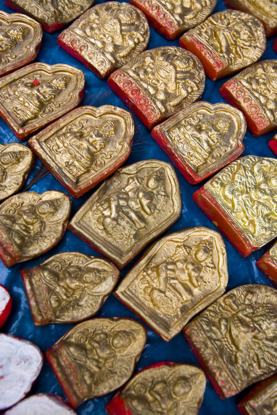 竖图,室外,白天,名胜古迹,建筑,中国,亚洲,节日,佛像,历史,文化,西藏,少数民族,民族,古代,祈祷,祈福,健康,金色,旅游胜地,许愿,摄影,宗教,佛教,信仰,纪念,祈求,东亚,佛陀,藏传佛教,中华人民共和国,古远,法器,哲蚌寺,平安,彩图,庙,中国少数民族,bj174