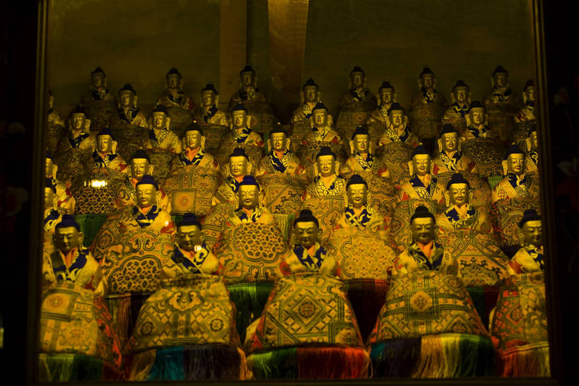 横图,室内,白天,绘画,名胜古迹,建筑,雕塑,中国,亚洲,节日,艺术,装饰,雕刻,雕像,佛像,墙,古典,历史,文化,文物,拉萨,西藏,少数民族,民族,壁画,墙壁,墙面,古代,工艺品,祈祷,祈福,健康,金色,旅游胜地,许愿,摄影,宗教,佛教,信仰,古董,纪念,华丽,修饰,祈求,美术,点缀,古物,主题,藏,陈列,古玩,东亚,佛陀,西藏自治区,藏传佛教,唐卡,首府,中华人民共和国,西南地区,功能,美学,衬托,美观,雅致,雅观,拉萨市,古远,哲蚌寺,平安,画画,彩图,庙,铜雕,唐嘎,唐喀,中国少数民族,唐卡壁画,鎏金铜佛像,铜鎏金佛像,措钦大殿,bj174