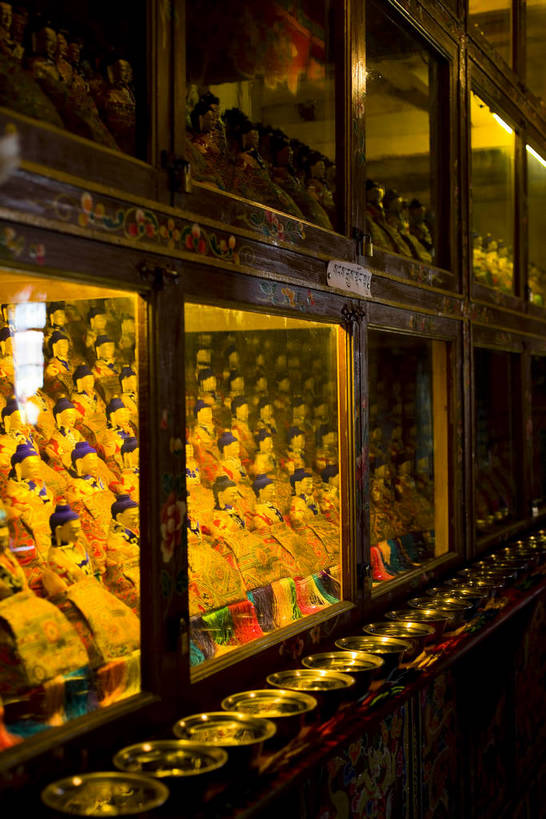 竖图,室内,白天,绘画,名胜古迹,建筑,雕塑,中国,亚洲,节日,艺术,装饰,雕刻,雕像,佛像,墙,古典,历史,文化,文物,拉萨,西藏,经幡,少数民族,民族,壁画,墙壁,墙面,古代,工艺品,祈祷,祈福,健康,金色,旅游胜地,许愿,摄影,宗教,佛教,信仰,古董,纪念,华丽,修饰,祈求,美术,点缀,古物,主题,藏,陈列,古玩,东亚,佛陀,西藏自治区,藏传佛教,唐卡,首府,中华人民共和国,西南地区,功能,美学,衬托,美观,雅致,雅观,拉萨市,古远,哲蚌寺,平安,画画,彩图,庙,铜雕,唐嘎,唐喀,中国少数民族,唐卡壁画,鎏金铜佛像,铜鎏金佛像,措钦大殿,bj174