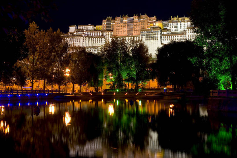 宫殿,横图,夜晚,名胜古迹,建筑,布达拉宫,中国,亚洲,彩灯,文化遗产,灯光,文化,古建筑,拉萨,西藏,少数民族,民族,树木,旅游胜地,摄影,佛教,中国文化,东亚,藏传佛教,世界文化遗产,中华人民共和国,灯火辉煌,彩图,中国少数民族,bj174