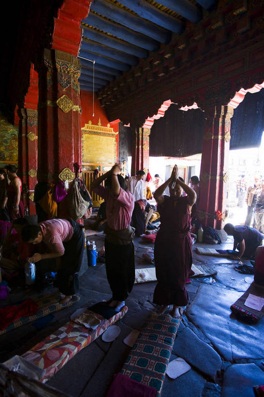 宫殿,竖图,室外,白天,旅游,度假,神秘,名胜古迹,标志建筑,地标,建筑,中国,亚洲,朝拜,节日,遗迹,房屋,古迹,历史,文化,文物,娱乐,建设,传统,古建筑,拉萨,西藏,少数民族,民族,古代,祈祷,享受,休闲,健康,旅游胜地,放松,许愿,摄影,宗教,佛教,信仰,纪念,大众,祈求,宫廷,经书,群众,藏,藏族,古文明,东亚,佛陀,西藏自治区,藏传佛教,八角街,首府,中华人民共和国,大昭寺,西南地区,拉萨市,王宫,古远,八廓街,磕头,朝圣者,人民,平安,彩图,皇宫,庙,中国少数民族,叩拜,bj174