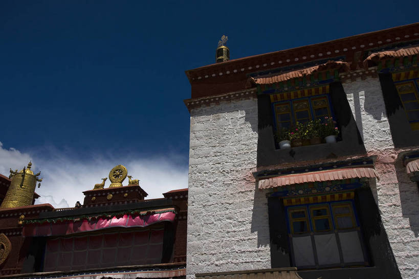 宫殿,横图,室外,白天,旅游,度假,神秘,名胜古迹,标志建筑,地标,建筑,中国,亚洲,朝拜,遗迹,房屋,古迹,历史,文化,文物,娱乐,建设,传统,古建筑,金顶,拉萨,西藏,少数民族,民族,古代,祈祷,享受,休闲,旅游胜地,放松,摄影,宗教,佛教,宫廷,经书,藏,古文明,东亚,佛陀,西藏自治区,藏传佛教,八角街,首府,中华人民共和国,大昭寺,西南地区,拉萨市,王宫,古远,八廓街,彩图,皇宫,庙,中国少数民族,bj174