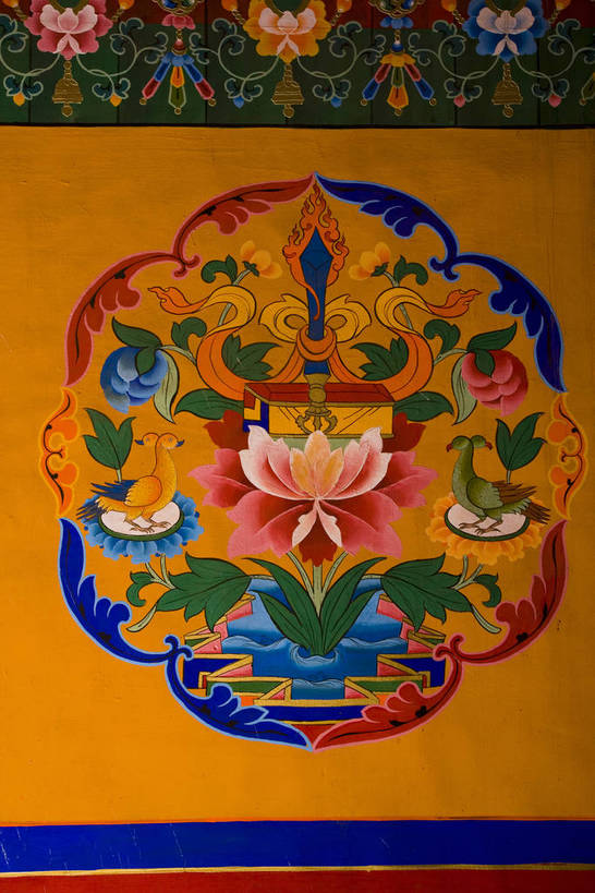 宫殿,竖图,室外,白天,旅游,度假,绘画,神秘,名胜古迹,标志建筑,地标,建筑,中国,亚洲,朝拜,遗迹,艺术,装饰,房屋,墙,古迹,历史,文化,文物,娱乐,建设,传统,古建筑,拉萨,西藏,少数民族,民族,壁画,墙壁,墙面,古代,祈祷,享受,休闲,旅游胜地,放松,摄影,宗教,佛教,华丽,修饰,点缀,宫廷,经书,藏,古文明,东亚,油彩,佛陀,西藏自治区,藏传佛教,唐卡,八角街,首府,中华人民共和国,大昭寺,西南地区,衬托,美观,雅致,雅观,拉萨市,王宫,古远,八廓街,画画,彩图,皇宫,庙,唐嘎,唐喀,中国少数民族,唐卡壁画,bj174