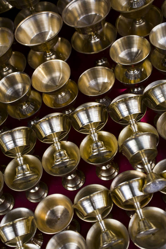 竖图,室外,白天,技术,名胜古迹,生活用品,建筑,路,中国,亚洲,朝拜,艺术,艺术品,集市,历史,文化,西藏,少数民族,民族,古代,旅游胜地,摄影,宗教,佛教,技巧,大众,手艺,群众,藏族,东亚,佛陀,藏传佛教,国粹,八角街,中华人民共和国,手工艺,古远,技能,技艺,八廓街,人民,彩图,妙技,中国少数民族,bj174