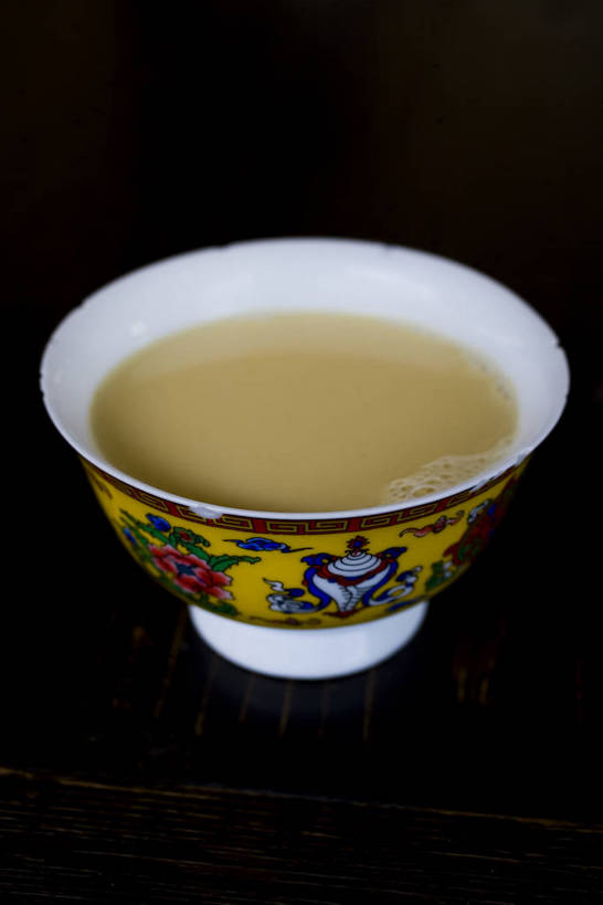 竖图,室外,白天,技术,名胜古迹,建筑,路,中国,亚洲,朝拜,艺术,艺术品,集市,历史,文化,饮食,西藏,少数民族,民族,古代,旅游胜地,摄影,宗教,佛教,技巧,大众,手艺,群众,藏族,东亚,佛陀,藏传佛教,国粹,八角街,中华人民共和国,手工艺,古远,技能,技艺,八廓街,人民,彩图,妙技,中国少数民族,bj174