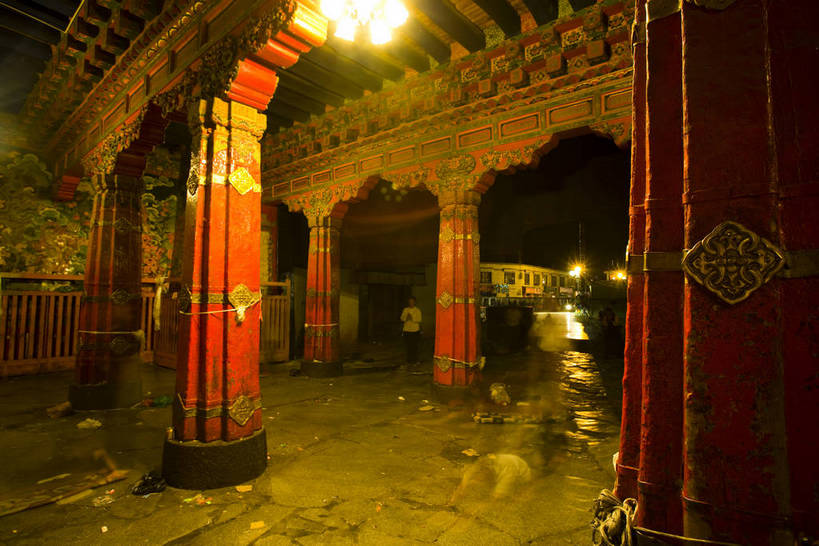 横图,夜晚,名胜古迹,建筑,照明,中国,亚洲,集市,历史,文化,拉萨,西藏,少数民族,民族,古代,虔诚,旅游胜地,摄影,宗教,东亚,藏传佛教,八角街,中华人民共和国,古远,八廓街,磕头,朝圣者,彩图,中国少数民族,叩拜,bj174