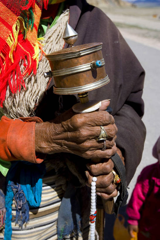 手,竖图,室外,白天,中国,亚洲,局部,节日,云,云朵,云彩,历史,文化,西藏,少数民族,民族,古代,蓝色,白云,蓝天,天空,自然,天,祈祷,健康,旅游胜地,许愿,摄影,宗教,佛教,信仰,晴朗,纪念,祈求,东亚,转经筒,佛陀,藏传佛教,藏族服饰,转经轮,法轮,中华人民共和国,玛尼轮,释教,古远,平安,晴空,彩图,庙,经轮,玛尼解脱轮,祈祷轮,中国少数民族,bj174