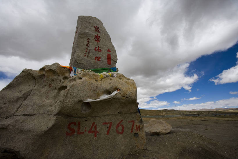 横图,室外,白天,石头,雪,雪山,道路,中国,亚洲,山峦,西藏,天空,自然,旅游胜地,摄影,宗教,自然风光,东亚,中华人民共和国,喀喇昆仑山脉,彩图,黑河之山,黑水之山,昆仑山口,昆仑垭口,bj174