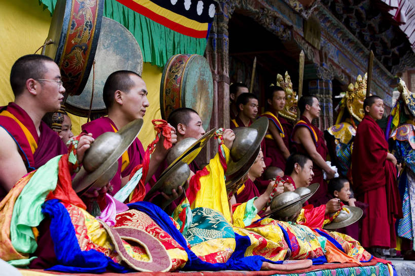 横图,室外,白天,建筑,中国,亚洲,节日,清澈,历史,文化,宝塔,少数民族,民族,古代,天空,天,祈祷,健康,旅游胜地,许愿,摄影,宗教,信仰,纪念,祈求,仪式,典礼,东亚,喇嘛,藏传佛教,青海,塔尔寺,中华人民共和国,古远,明澈,清彻,清亮,平安,彩图,庙,中国少数民族,bj174