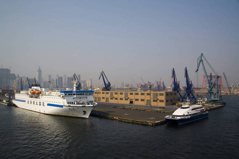 横图,室外,白天,沙滩,城市风光,城市,建筑,轮船,大连,中国,亚洲,海边,船舶,吊车,旅游胜地,摩天大厦,摄影,城市建筑,东亚,船坞,辽宁,海之韵广场,中华人民共和国,砂石,海,彩图,bj174