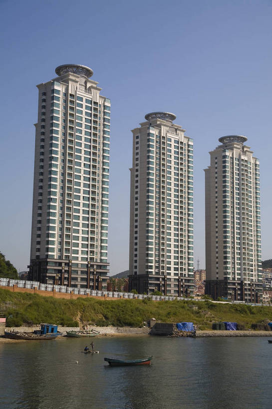 竖图,室外,白天,旅游,度假,城市风光,城市,建筑,路,大连,中国,亚洲,海边,娱乐,现代化,享受,休闲,旅游胜地,放松,摄影,东亚,辽宁,中华人民共和国,海,彩图,海滨城市,bj174