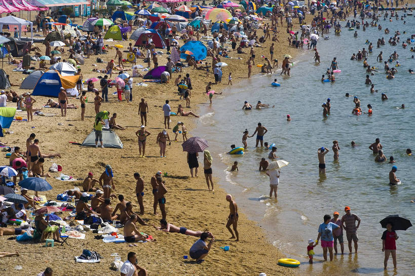 游泳,人群,横图,室外,白天,旅游,度假,沙滩,城市风光,城市,建筑,路,摩天大楼,大连,中国,亚洲,游客,帐篷,遮阳伞,海边,娱乐,现代化,享受,休闲,旅游胜地,摩天大厦,放松,游泳衣,摄影,东亚,辽宁,中华人民共和国,海滨浴场,海,旅游者,彩图,海滨城市,bj174