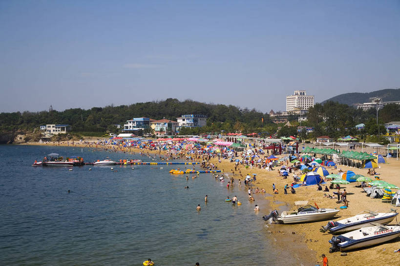 游泳,人群,横图,室外,白天,旅游,度假,沙滩,城市风光,城市,建筑,路,摩天大楼,大连,中国,亚洲,游客,帐篷,遮阳伞,海边,娱乐,现代化,享受,休闲,旅游胜地,摩天大厦,放松,游泳衣,摄影,东亚,辽宁,中华人民共和国,海滨浴场,海,旅游者,彩图,海滨城市,bj174