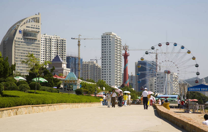 人群,横图,室外,白天,旅游,度假,沙滩,城市风光,城市,建筑,路,大连,中国,亚洲,游客,遮阳伞,海边,摩天轮,娱乐,吊车,现代化,享受,休闲,旅游胜地,放松,摄影,东亚,辽宁,中华人民共和国,海滨浴场,海,旅游者,彩图,海滨城市,bj174