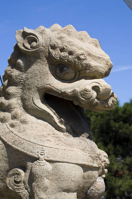 竖图,室外,白天,石头,建筑,雕塑,中国,亚洲,龙,地砖,雕像,房屋,墙,历史,古代,黄色,红色,墓地,金色,旅游胜地,坟墓,陵墓,坟场,东亚,辽宁,沈阳,世界文化遗产,中华人民共和国,古远,彩图,北陵,清昭陵,bj174