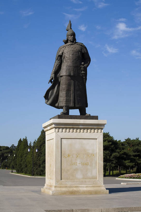 竖图,室外,白天,石头,建筑,雕塑,中国,亚洲,龙,地砖,雕像,房屋,墙,历史,古代,旅游胜地,摄影,皇帝,权威,高贵,东亚,辽宁,清朝,沈阳,中华人民共和国,权力,统治,权势,军事家,政治家,朝代,古远,天子,九五之尊,领导人,圣上,统治者,陛下,官家,势力,男性,彩图,北陵,清代,爱新觉罗.皇太极,皇太极,清太宗,天聪汗,bj174