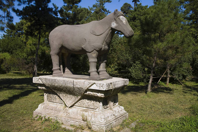 横图,室外,白天,石头,建筑,马,雕塑,中国,亚洲,地砖,房屋,墙,历史,古代,墓地,旅游胜地,摄影,坟墓,陵墓,坟场,东亚,辽宁,沈阳,世界文化遗产,中华人民共和国,古远,彩图,东陵,bj174