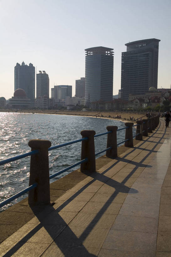 高楼大厦,竖图,室外,白天,城市风光,城市,港口,建筑,摩天大楼,青岛,中国,亚洲,雕像,现代,山东,现代化,旅游胜地,摩天大厦,摄影,东亚,中华人民共和国,发达,彩图,bj174