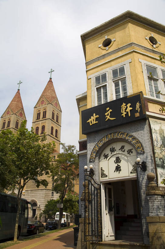 教堂,竖图,室外,白天,城市风光,建筑,摩天大楼,青岛,中国,亚洲,雕像,十字架,现代,山东,旅游胜地,摩天大厦,摄影,城市建筑,东亚,中华人民共和国,发达,彩图,bj174