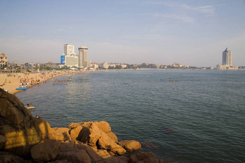 游泳,人群,横图,室外,白天,旅游,度假,礁石,沙滩,城市风光,城市,建筑,摩天大楼,青岛,中国,亚洲,游客,雕像,帐篷,遮阳伞,娱乐,现代,山东,享受,休闲,旅游胜地,摩天大厦,放松,游泳衣,摄影,海滨,东亚,中华人民共和国,发达,海滨浴场,海,旅游者,彩图,bj174