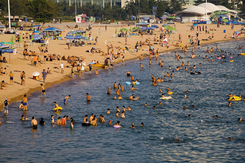 游泳,人群,横图,俯视,室外,白天,旅游,度假,礁石,沙滩,城市风光,城市,建筑,摩天大楼,青岛,中国,亚洲,游客,雕像,帐篷,遮阳伞,娱乐,现代,山东,享受,休闲,旅游胜地,摩天大厦,放松,游泳衣,摄影,海滨,东亚,中华人民共和国,发达,海滨浴场,海,旅游者,彩图,沐浴,bj174