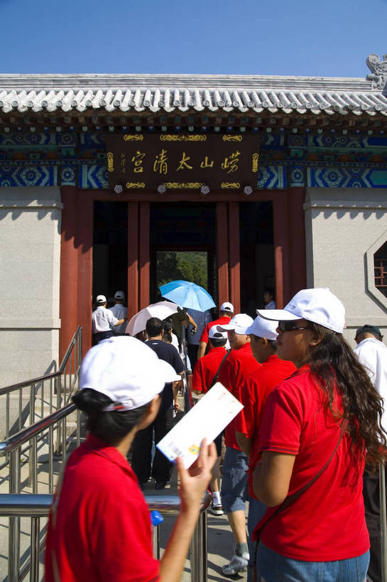 竖图,室外,白天,旅游,度假,建筑,青岛,中国,亚洲,游客,雕像,牌匾,娱乐,山东,享受,休闲,旅游胜地,摩天大厦,放松,摄影,东亚,中华人民共和国,彩图,崂山,bj174