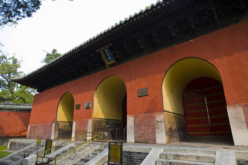 横图,彩色,室外,白天,旅游,度假,名胜古迹,标志建筑,地标,建筑,孔庙,中国,遗迹,图片,大门,文化遗产,门牌,古迹,文物,娱乐,建设,古建筑,山东,树木,享受,休闲,旅游胜地,放松,摄影,古代建筑,中国文化,古文明,东亚,曲阜,旅行,传统文化,门匾,bj174