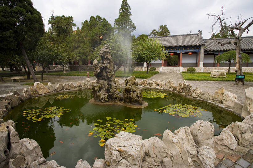 横图,神秘,石头,建筑,喷泉,雕塑,中国,亚洲,金鱼,地砖,牌匾,房屋,墙,历史,山东,石雕,古代,石碑,假山,旅游胜地,摄影,东亚,中华人民共和国,古远,岱庙,彩图,庙,bj174